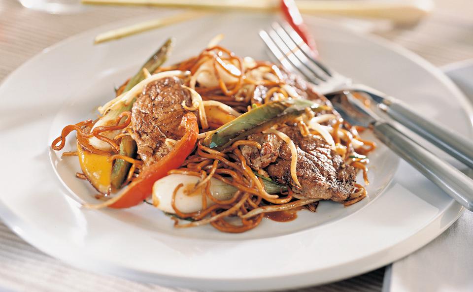 Wok mit Rindsfilet, Gemüse und Eiernudeln