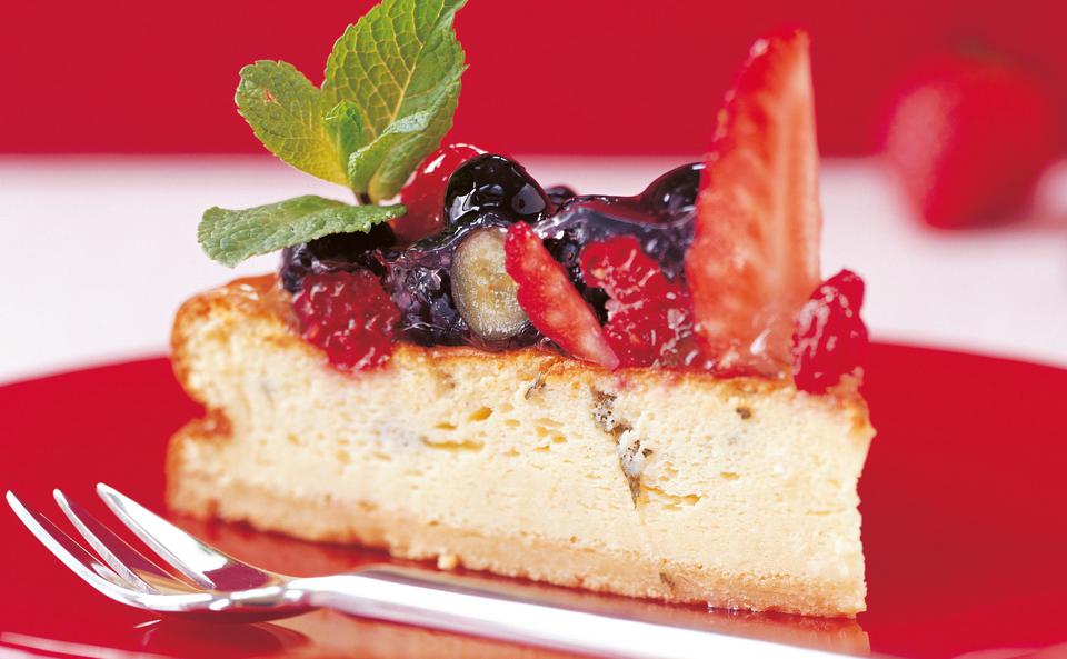 Gebackene Topfentorte mit Beeren und Minze