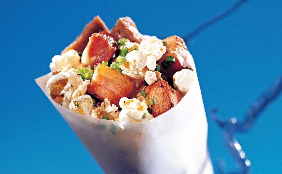 Popcorn mit Speck und Croutons