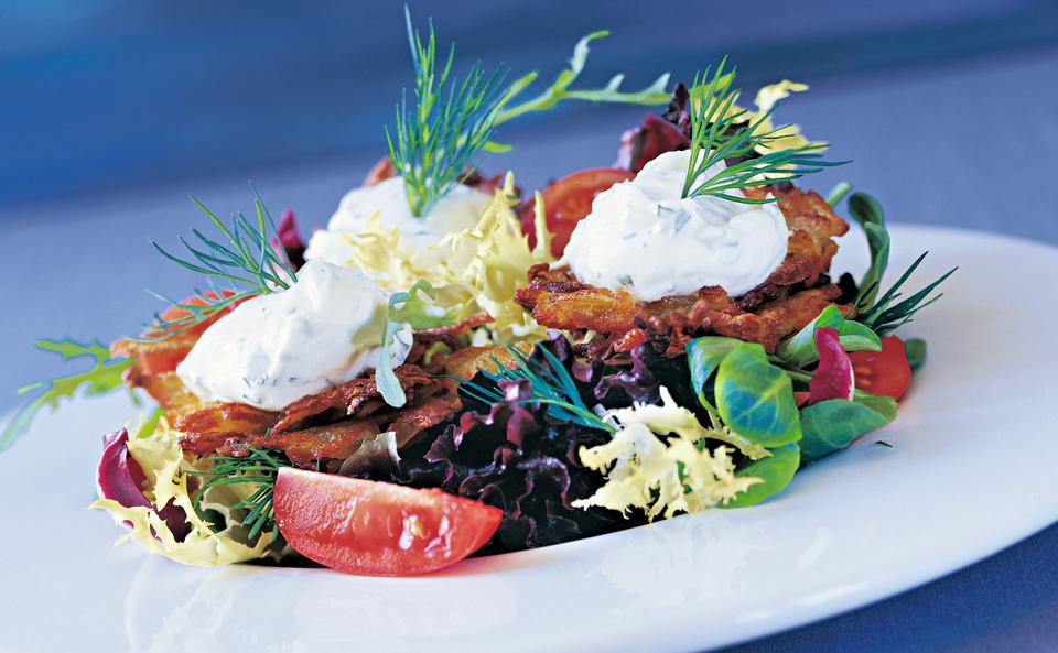 Rösti mit Frischkäse und Salat