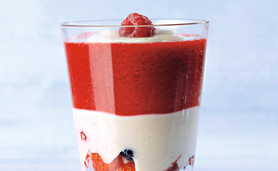 Beerenbecher mit Sojajoghurt-Haselnuss-Creme