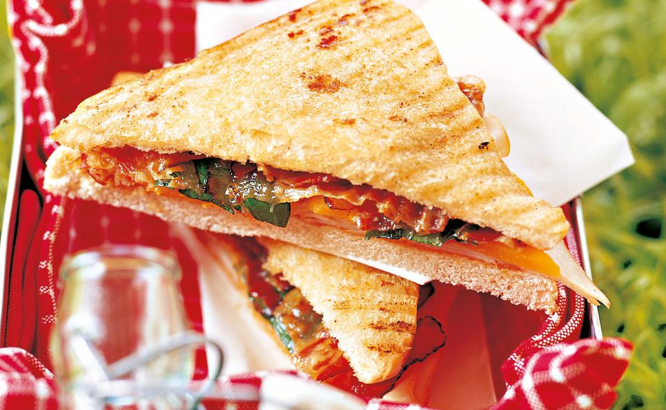 American-Sandwiches mit Truthahnbrust und Pfirsich
