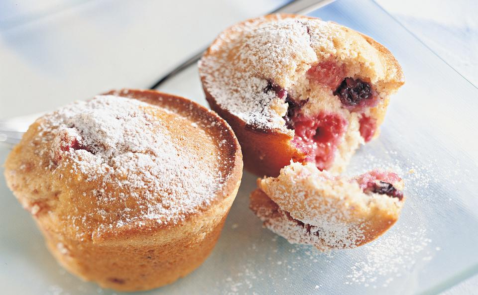 Flaumige Beeren-Muffins • Rezept • GUSTO.AT