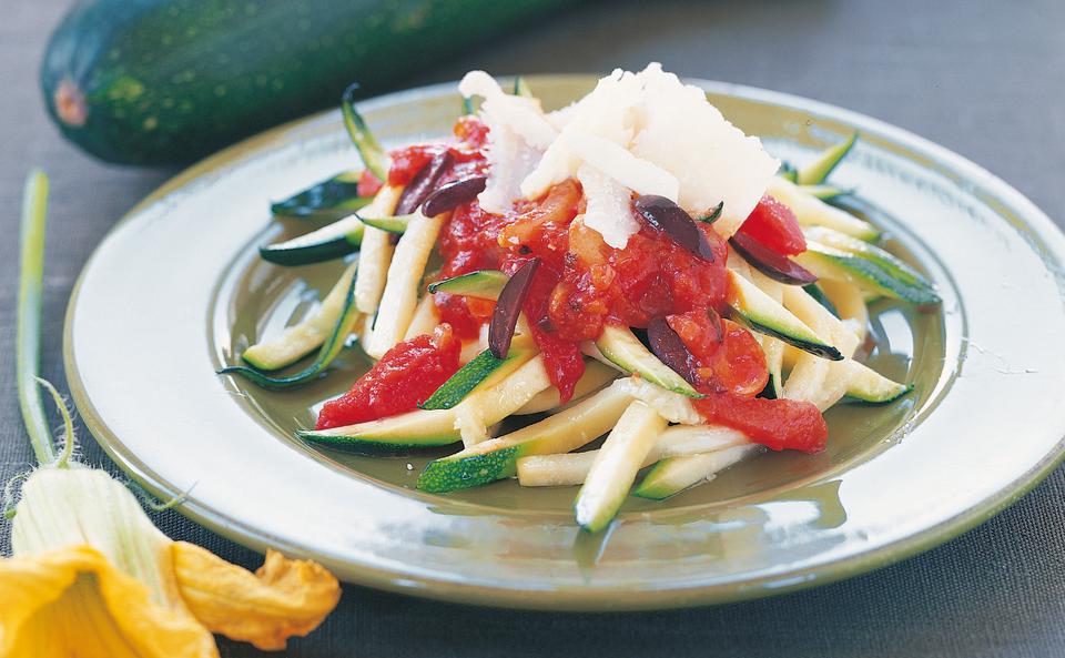 Zucchini-Nudeln mit Paradeissauce