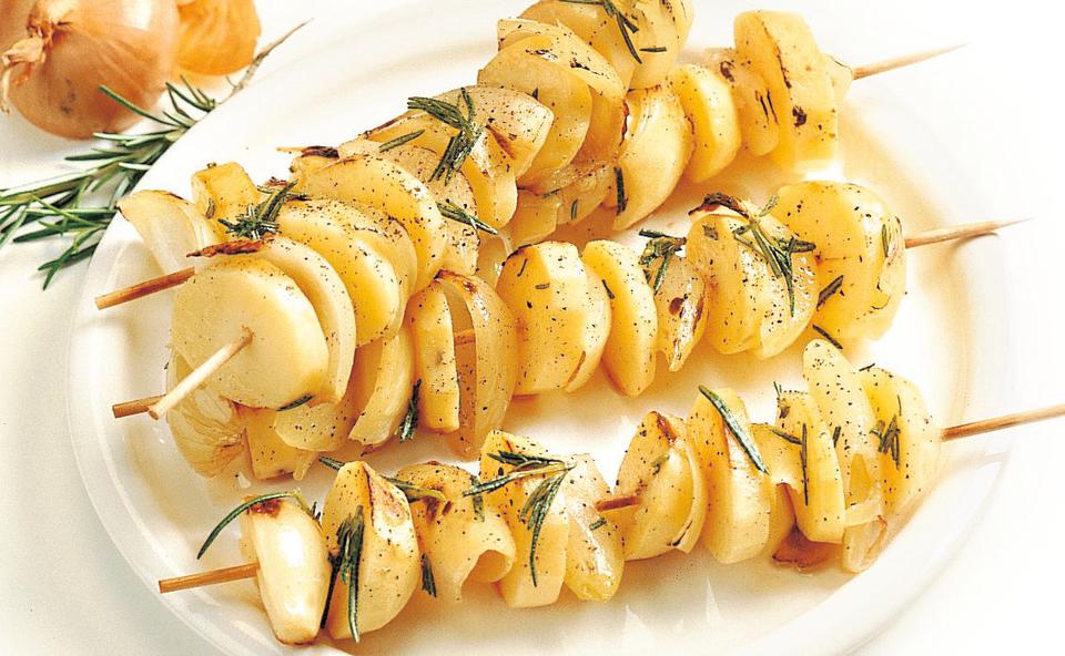 Gegrillte Erdäpfel-Zwiebel-Spieße