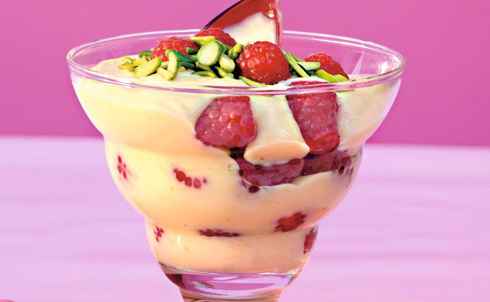 Orangen-Joghurt-Creme mit Himbeeren