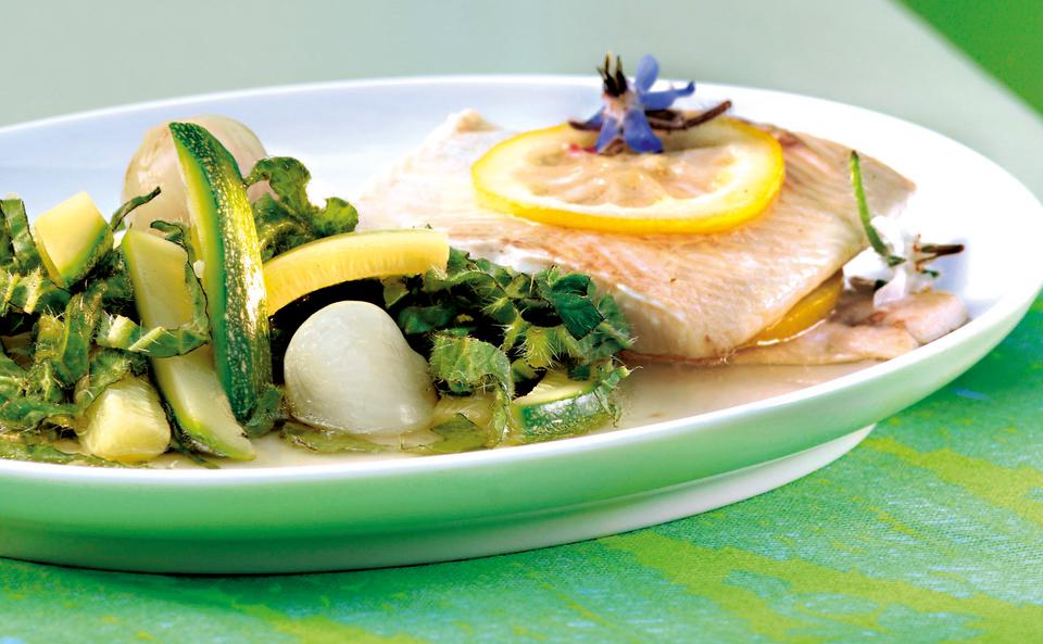 Forellenfilets mit Zucchini und Borretsch