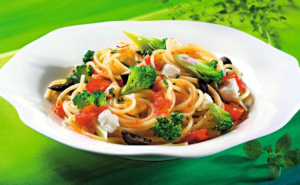 Spaghetti mit Brokkoli, Schafkäse und Paradeisern • Rezept • GUSTO.AT