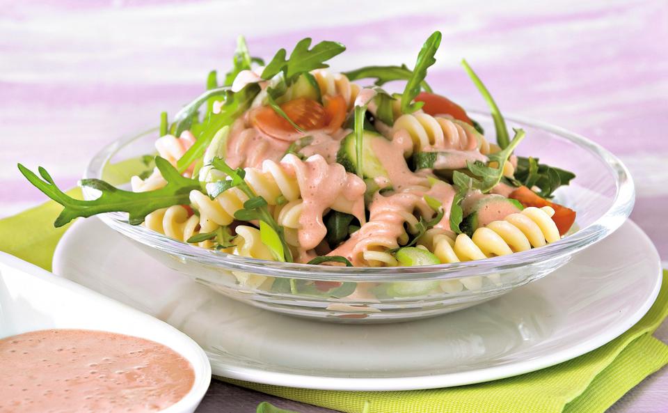 Pastasalat mit cremigem Paradeiserdressing