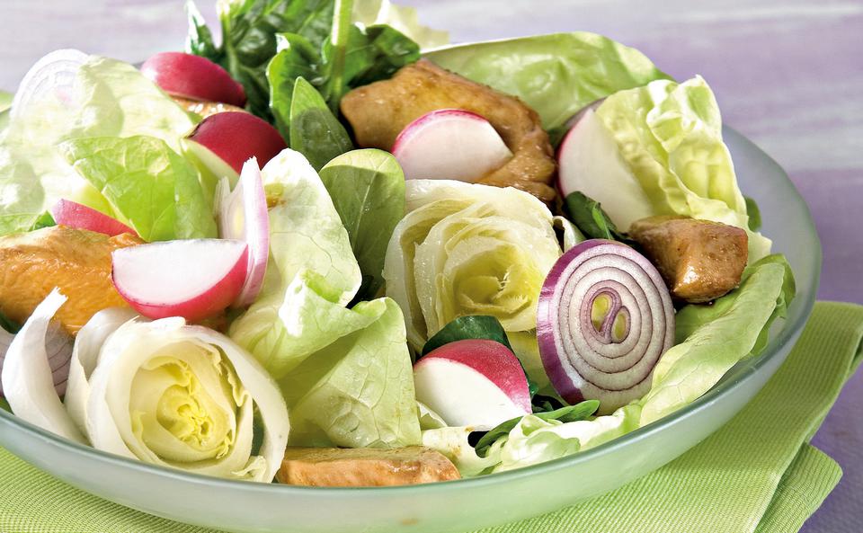 Salat mit Hühnerbrust und Petersil-Sauce