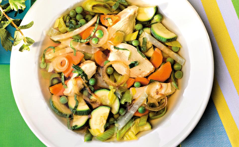 Gemüse-Hühnersuppe mit Kräutern