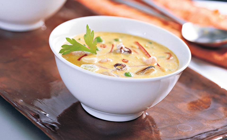 Scharfe Safransuppe mit Meeresfrüchten