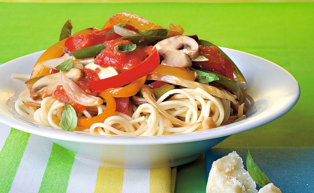 Spaghetti mit geschmorter Gemüsesauce • Rezept • GUSTO.AT