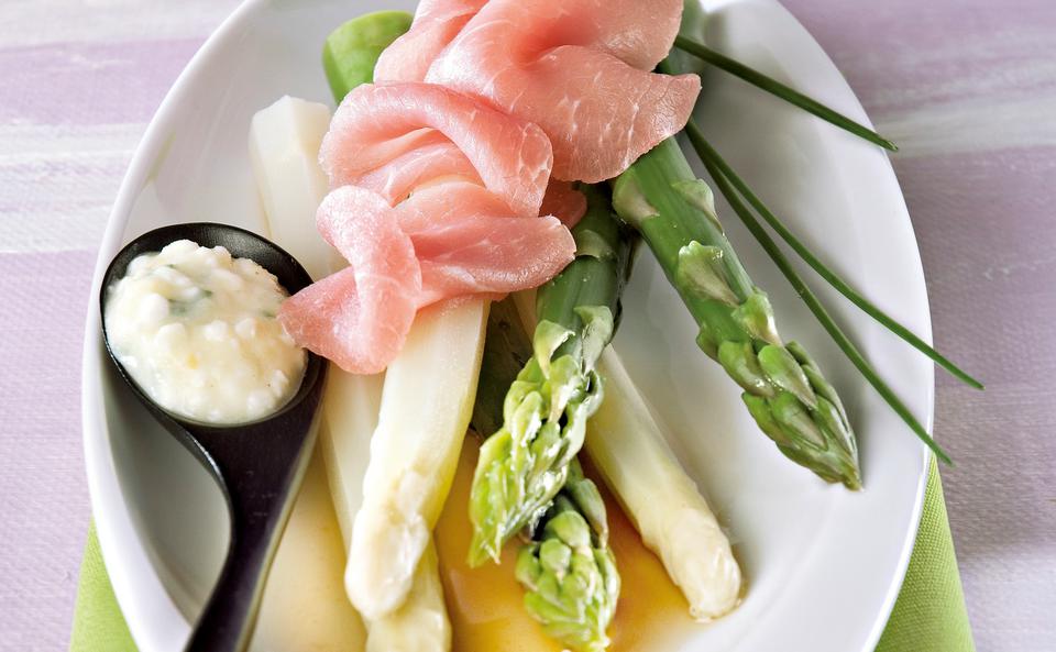 Spargel mit Lachsschinken und Kräuter-Dressing • Rezept • GUSTO.AT