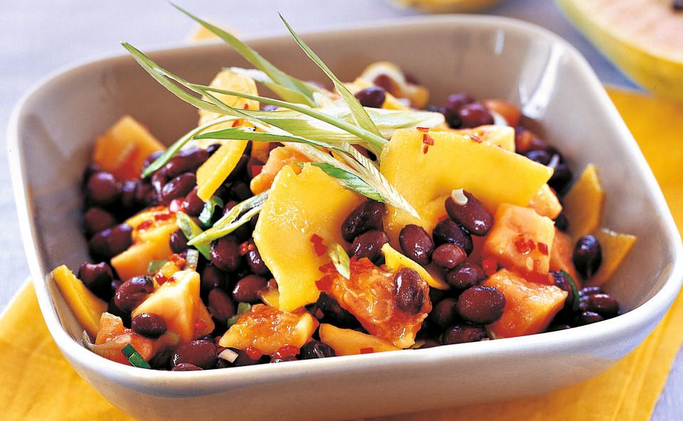 Karibischer Bohnensalat mit Mango und Papaya