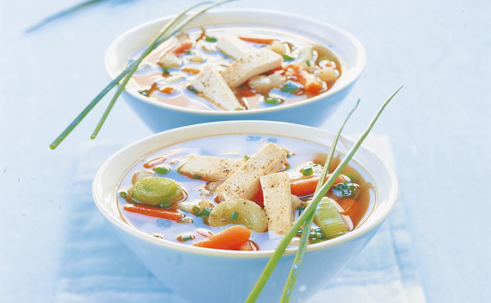 Schnelle Gemüsesuppe mit Tofu