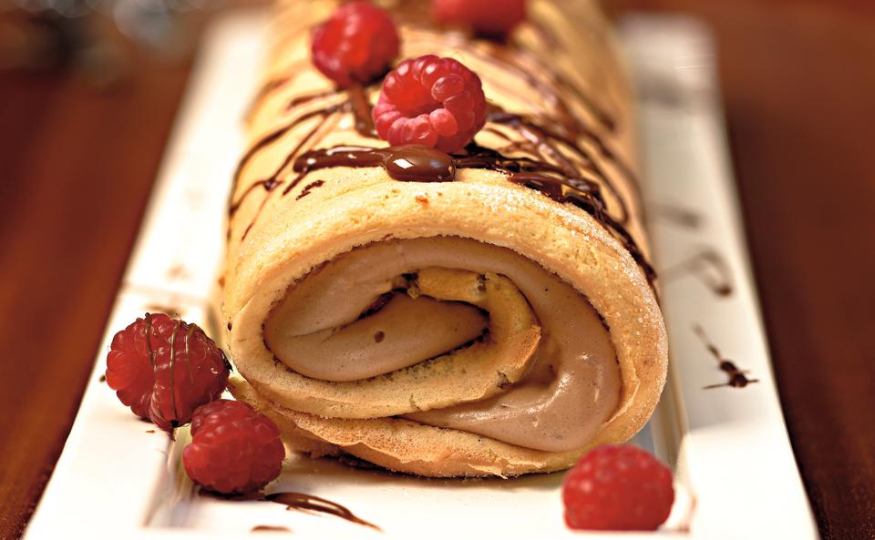 Nougatroulade mit Himbeeren