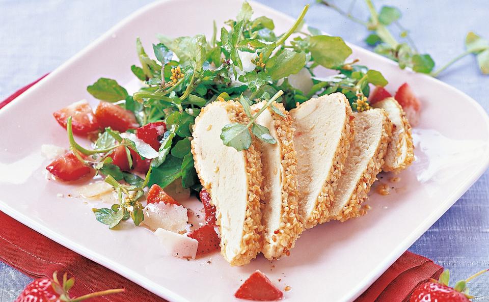 Sesamhühnchen auf Brunnenkressesalat mit Erdbeeren