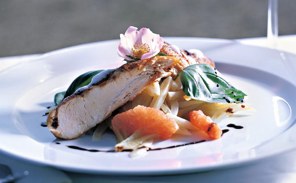 Huhn auf Fenchelsalat mit Grapefruit • Rezept • GUSTO.AT