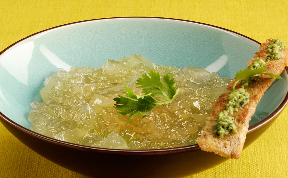 Gelierte Hühnersuppe mit Koriandertoasts