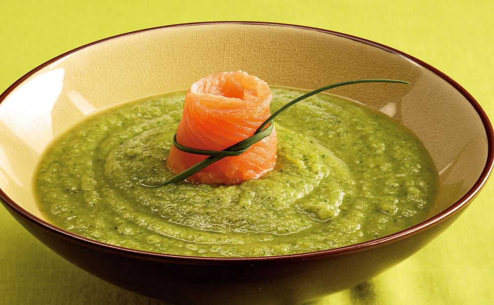 Kalte Zucchinisuppe mit Lachsforellenrose • Rezept • GUSTO.AT