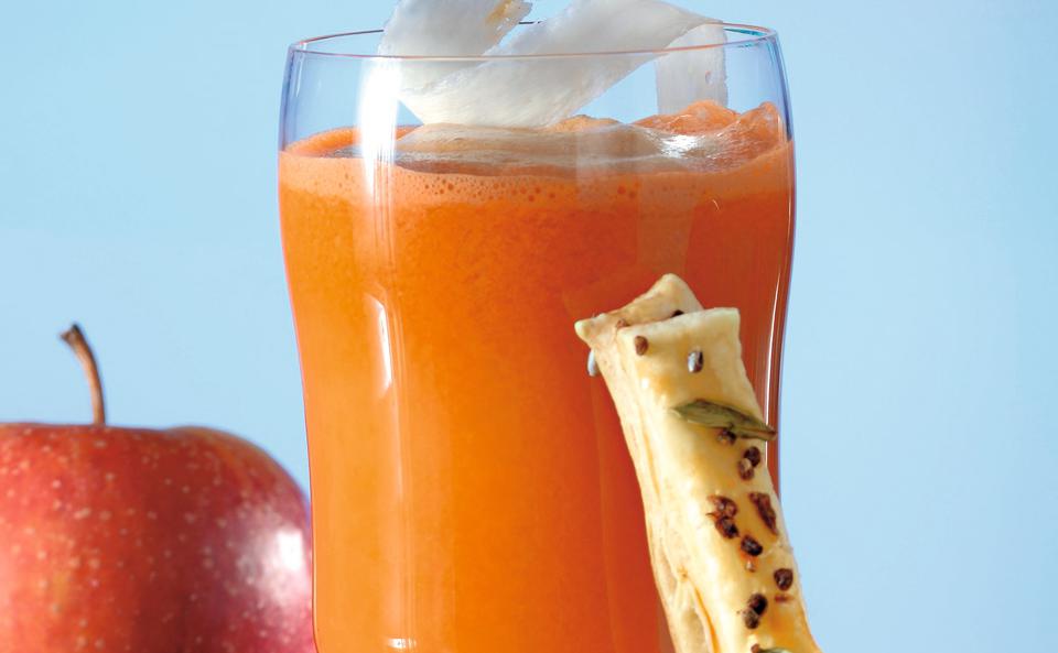 Karotten-Apfel-Drink und Kardamom-Stangerl