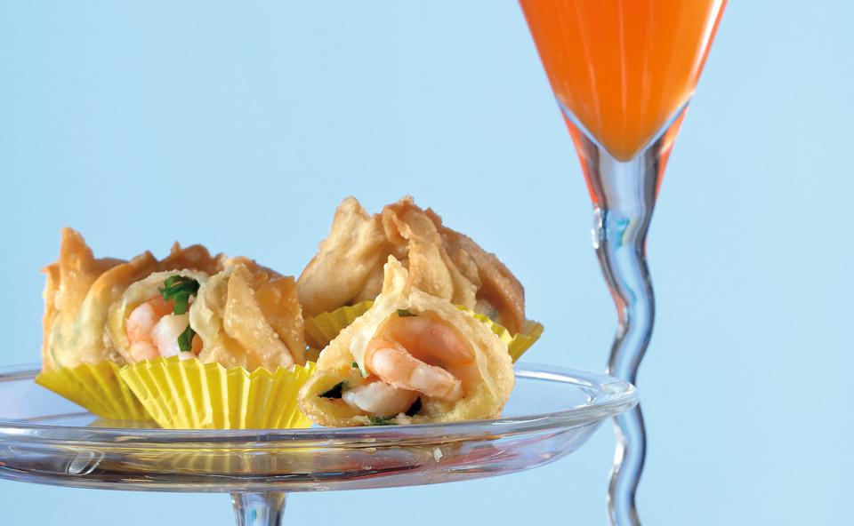 Paprika-Birnen-Drink und Shrimps-Säckchen