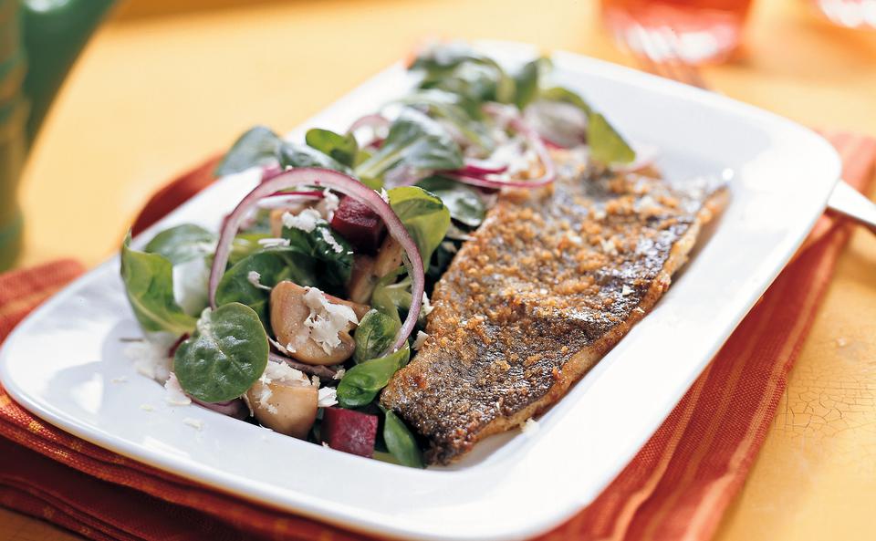 Vogerlsalat mit Champignons, Roten Rüben und Forelle