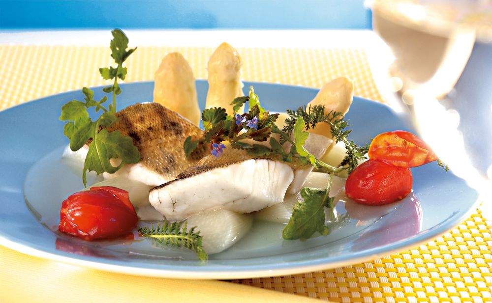 Zanderfilet mit Spargel und Wiesenkräutern • Rezept • GUSTO.AT