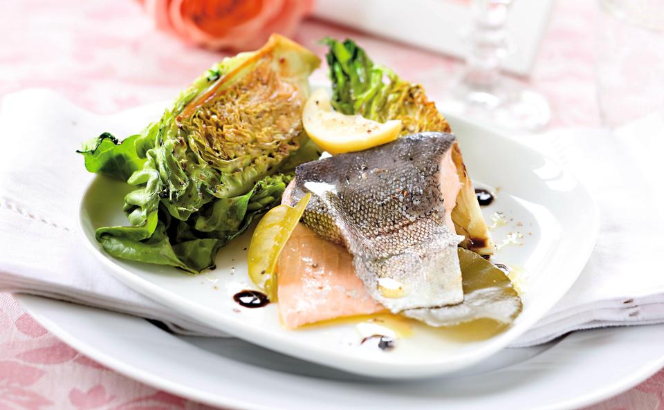 Lachsfilet auf gebratenem Salat