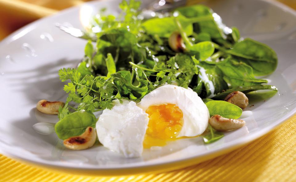 Pochierte Eier auf Spinatsalat