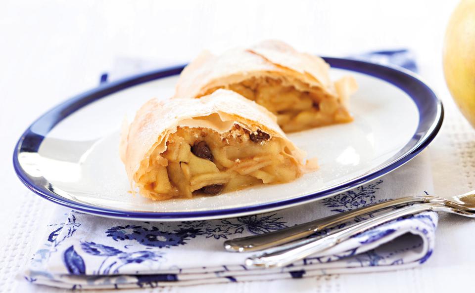 Apfelstrudel mit selbstgemachtem Strudelteig