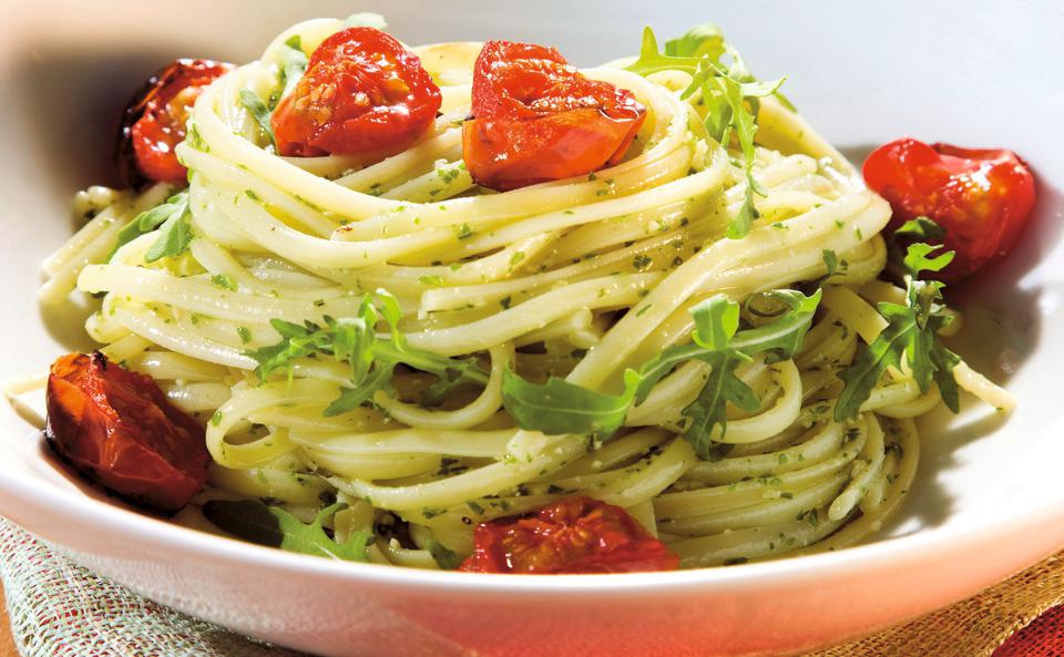 Linguine mit Rucola-Pesto und Schmorparadeisern • Rezept • GUSTO.AT