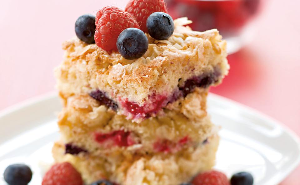 Mandel-Marzipankuchen mit Beeren