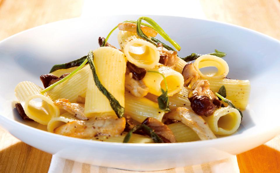 Rigatoni mit Huhn, Salbei und Pilzen