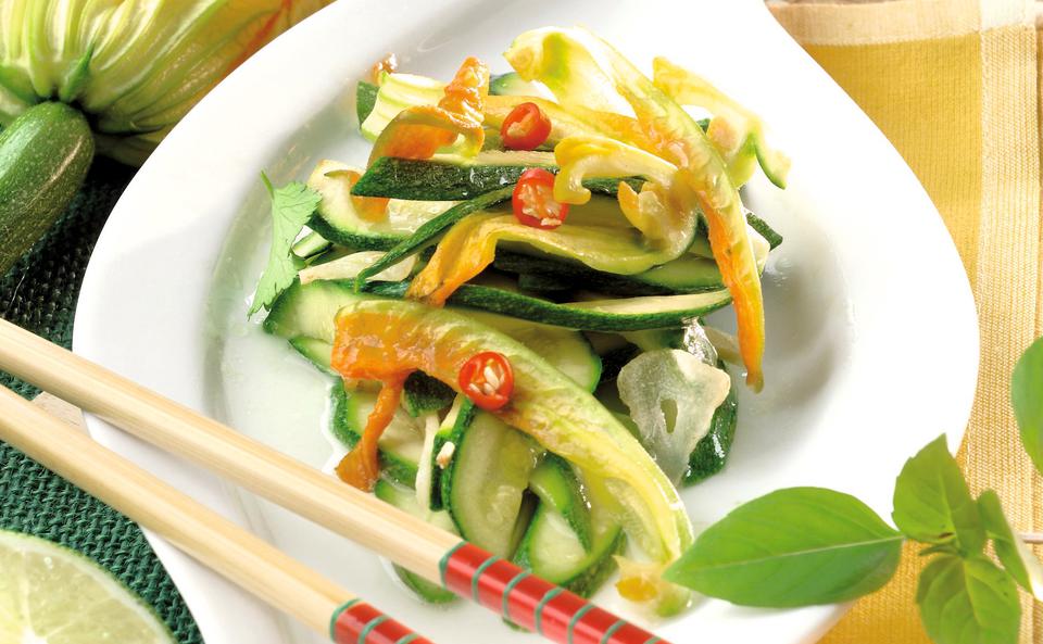 Zucchiniblütengemüse in Thai-Basilikum-Limettensauce