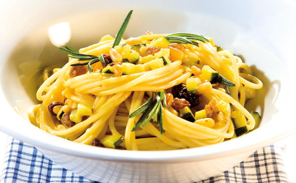 Spaghetti mit Zucchini, Rosinen und Pignoli