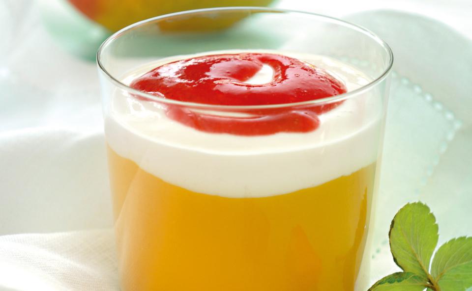 Süßer Ringelbecher mit Mango, Joghurt und Erdbeeren