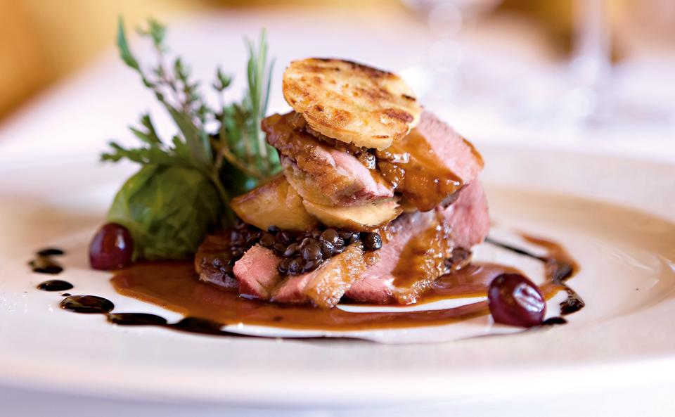 Enten-Knödel-Lasagne mit Balsamico-Linsen