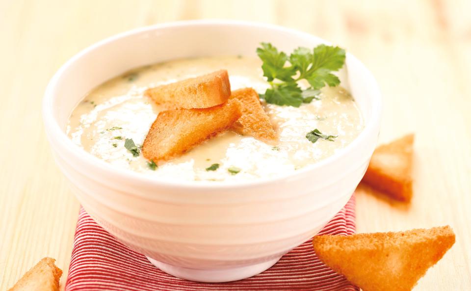 Käsesuppe mit Brot