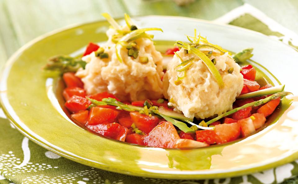 Topfen-Spargelknödel mit Erdbeeren