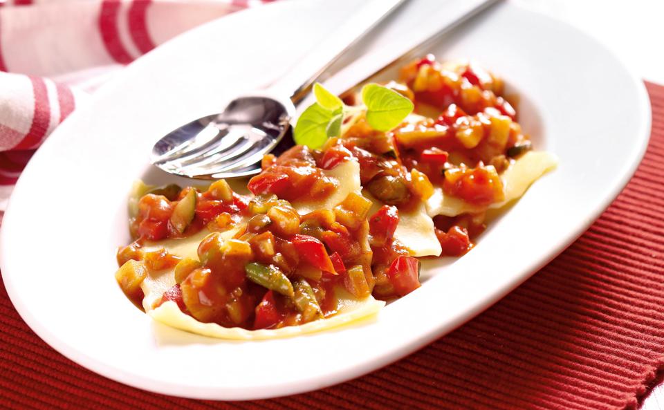 Ravioli mit Gemüsesauce und Schinken