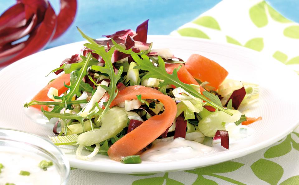 Salat mit Räucherlachs und Schnittlauch Dressing
