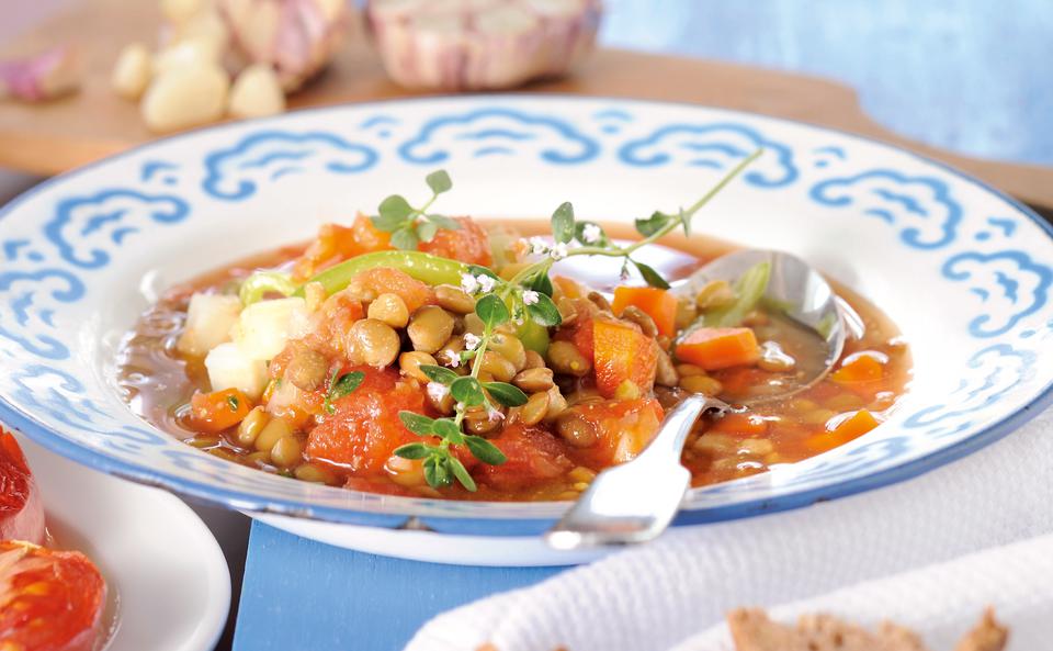 Linsensuppe mit Paradeisern und Knoblauch