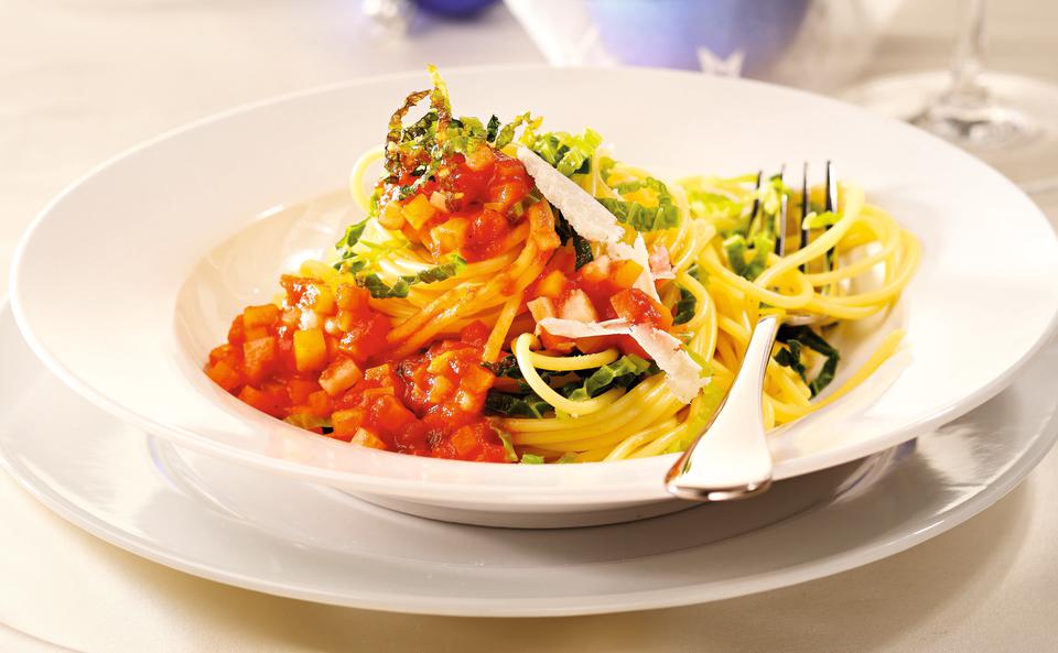 Spaghetti mit Kohl und Gemüsesauce