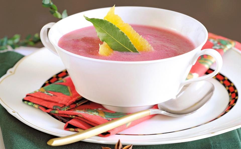 Rotkraut-Apfel-Suppe mit Preiselbeeren und Orangenfilets • Rezept