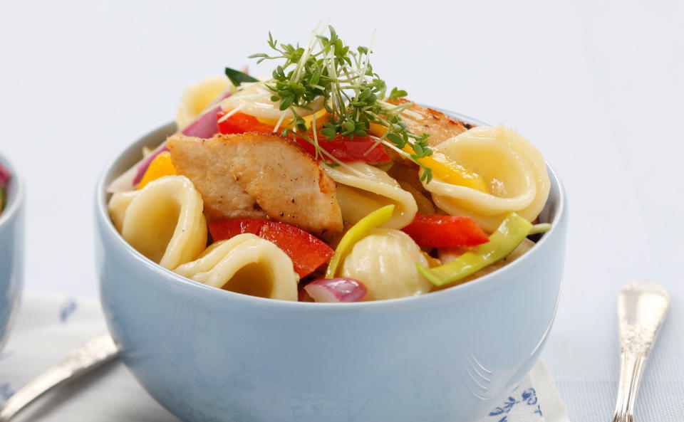 Warmer Nudelsalat mit Huhn • Rezept • GUSTO.AT