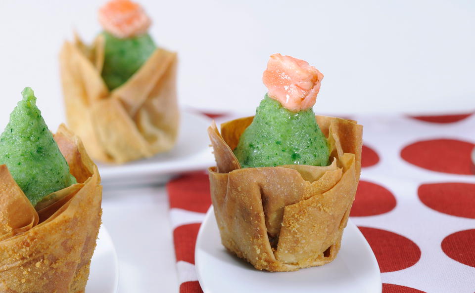 Brokkolipüree im Strudelblatt mit Lachswürfeln • Rezept • GUSTO.AT