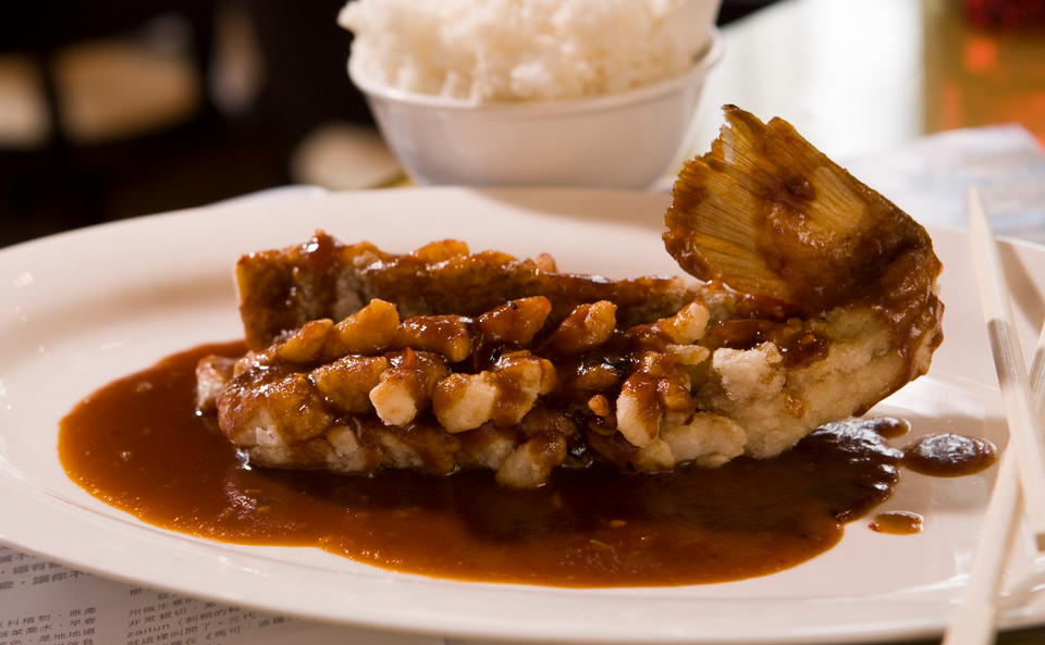 Traubenfisch in süß-saurer Sauce