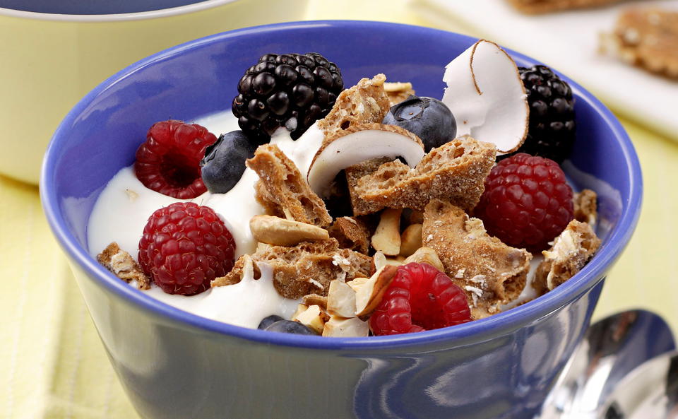 Knäckebrot-Müsli mit frischen Beeren